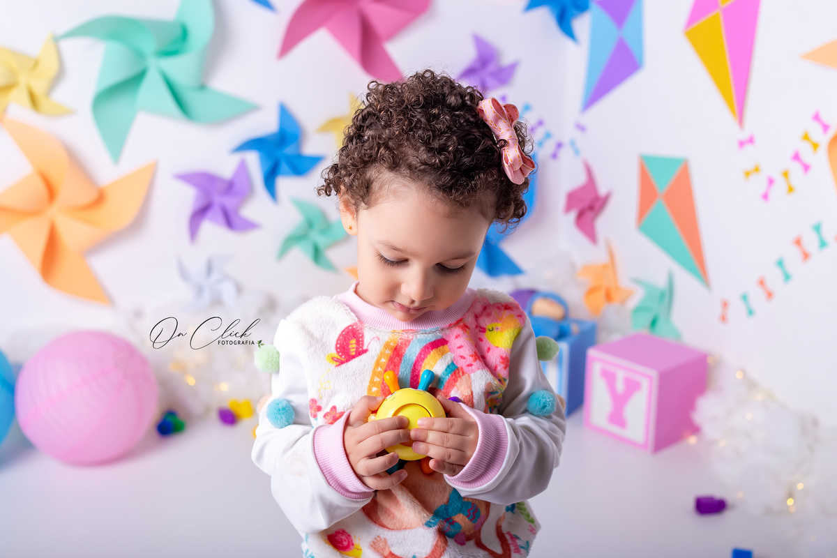 Mini sessão dia das crianças - Caixinha de Brinquedo da Helena - Cata-Vento e Pipa - Caraguatatuba-SP - On Click Fotografia