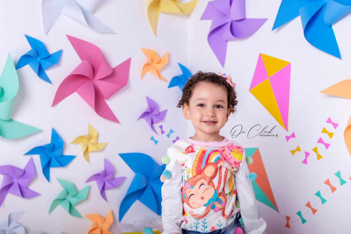 Mini sessão dia das crianças - Caixinha de Brinquedo da Helena - Cata-Vento e Pipa - Caraguatatuba-SP - On Click Fotografia