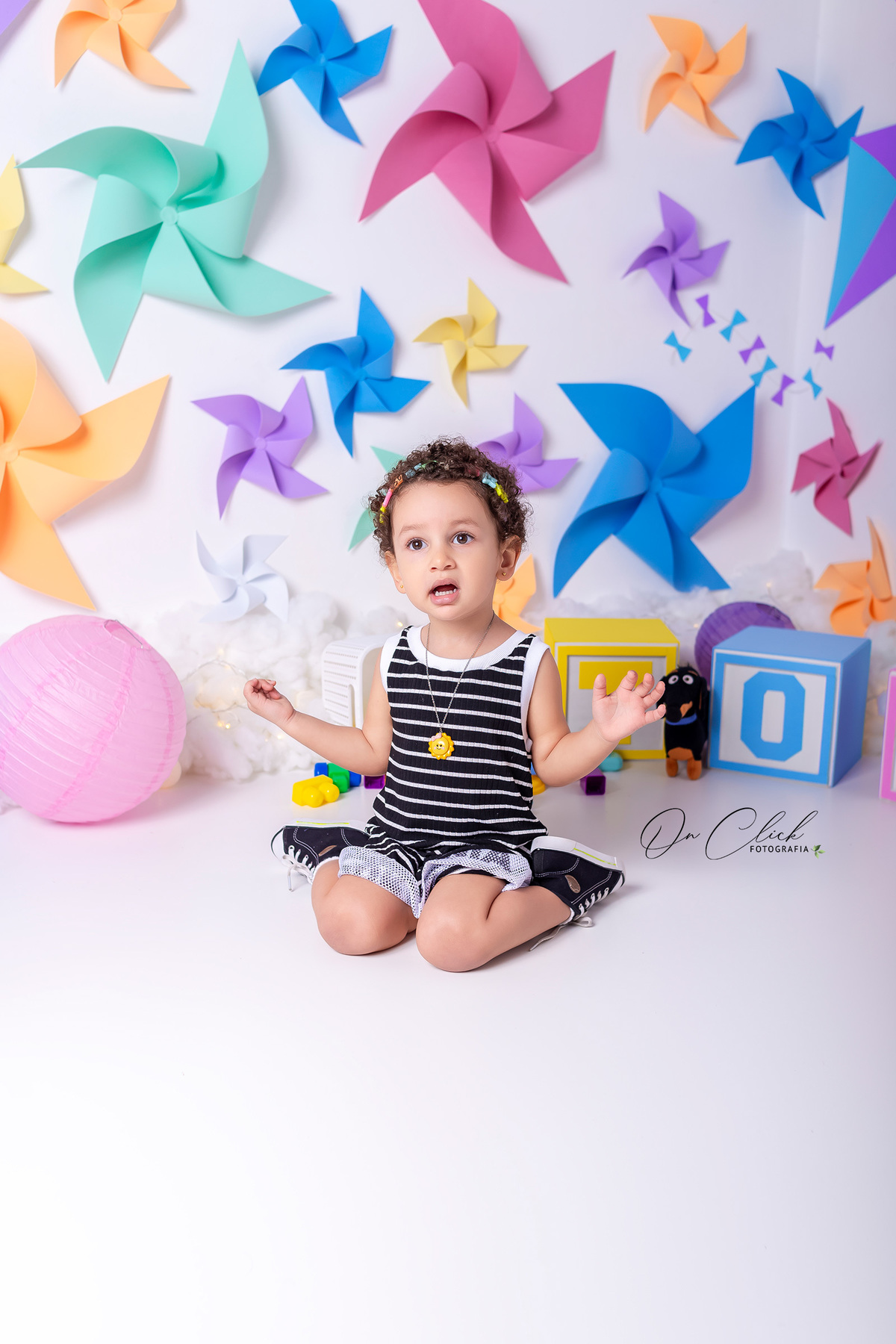 Mini sessão dia das crianças - Caixinha de Brinquedo da Helena - Cata-Vento e Pipa - Caraguatatuba-SP - On Click Fotografia