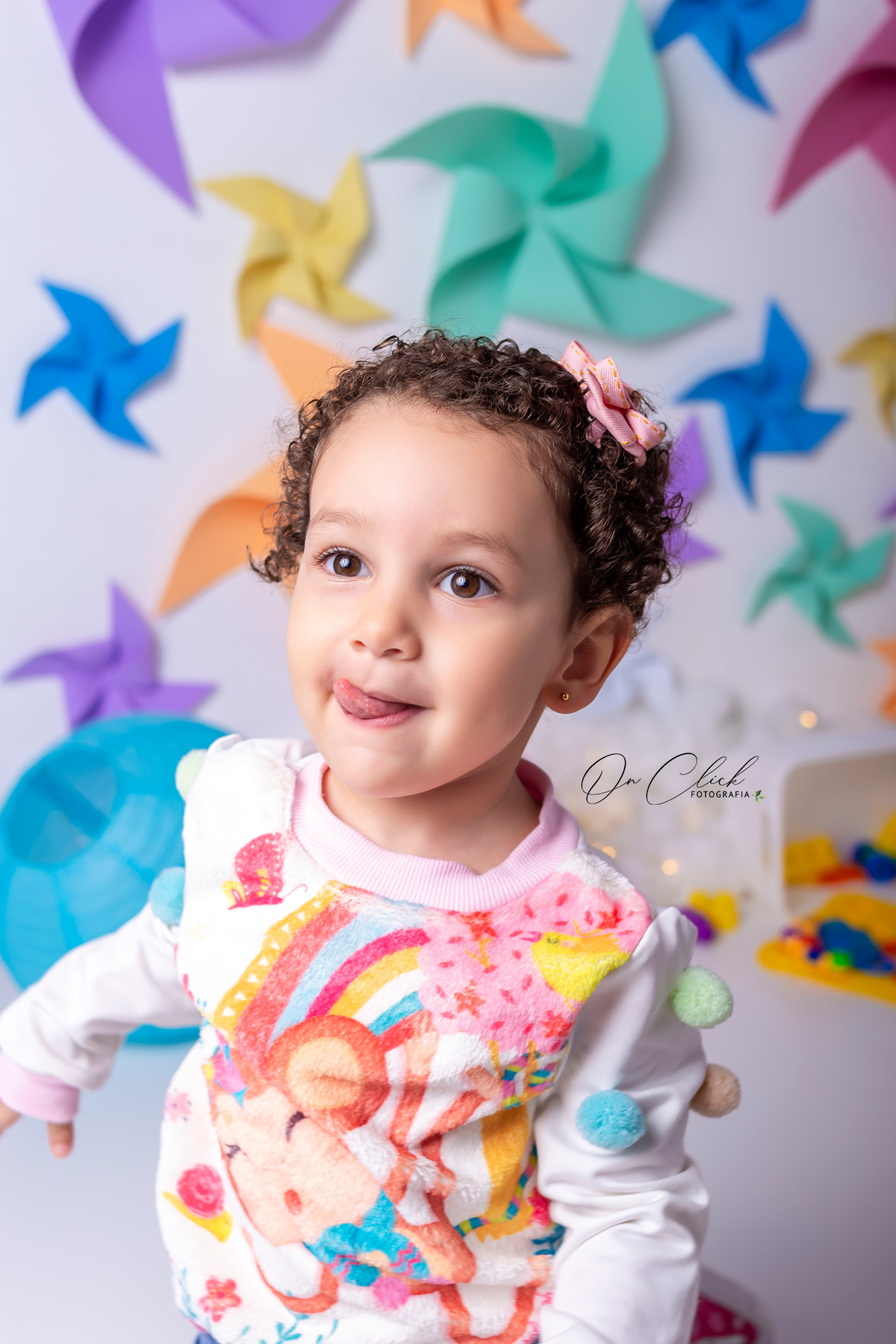 Mini sessão dia das crianças - Caixinha de Brinquedo da Helena - Cata-Vento e Pipa - Caraguatatuba-SP - On Click Fotografia