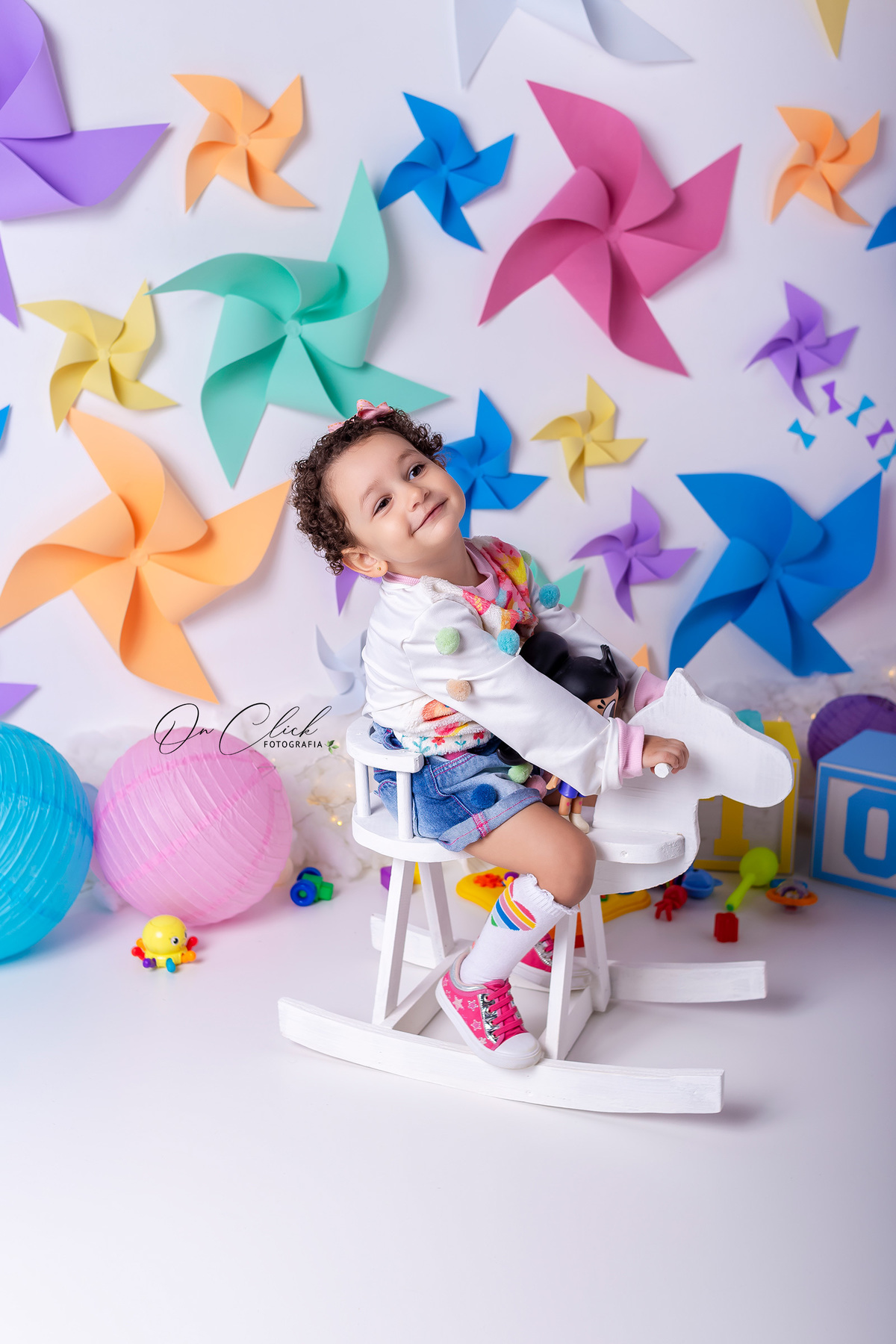 Mini sessão dia das crianças - Caixinha de Brinquedo da Helena - Cata-Vento e Pipa - Caraguatatuba-SP - On Click Fotografia