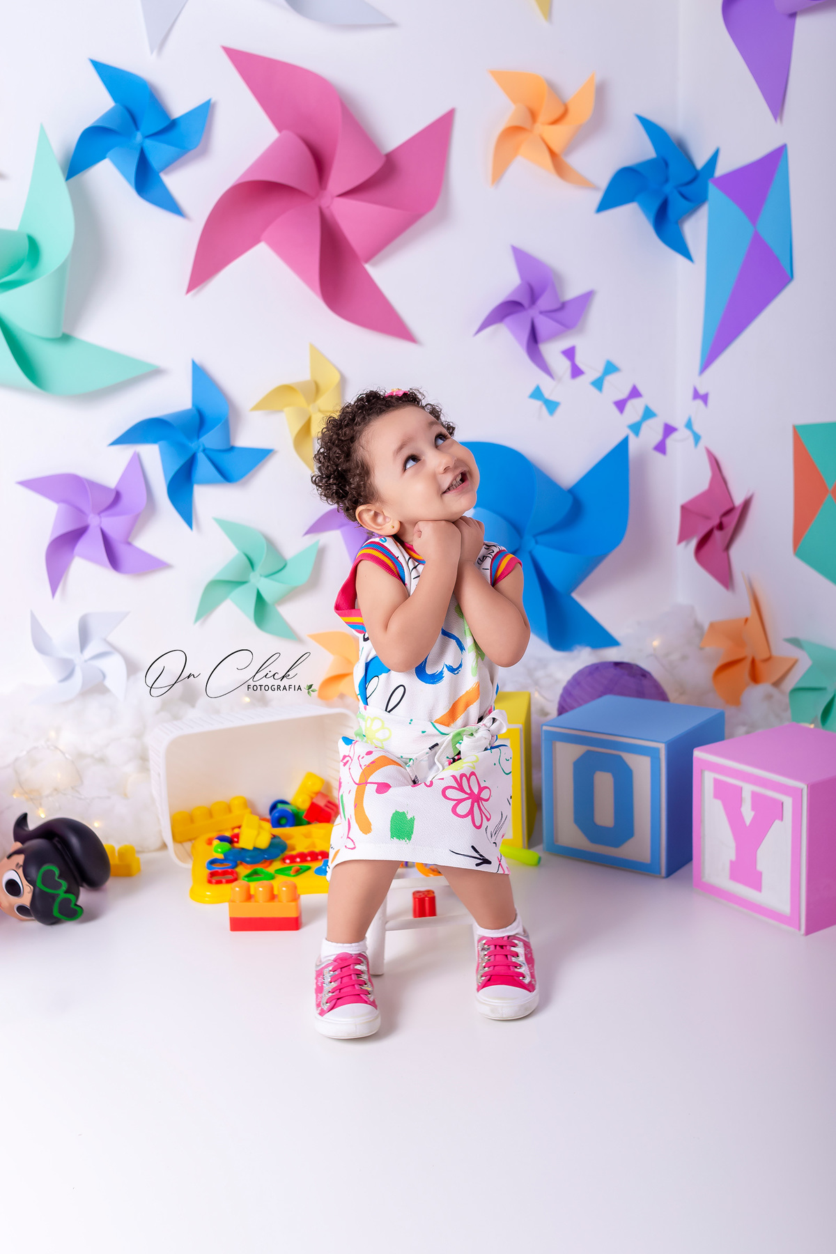 Mini sessão dia das crianças - Caixinha de Brinquedo da Helena - Cata-Vento e Pipa - Caraguatatuba-SP - On Click Fotografia