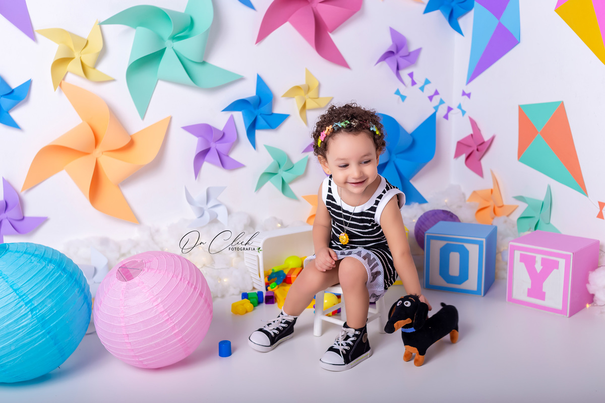 Mini sessão dia das crianças - Caixinha de Brinquedo da Helena - Cata-Vento e Pipa - Caraguatatuba-SP - On Click Fotografia