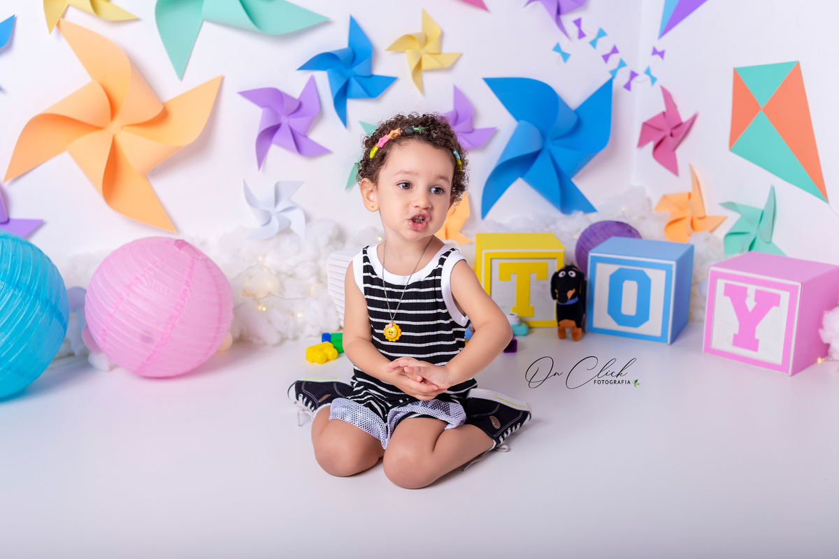 Mini sessão dia das crianças - Caixinha de Brinquedo da Helena - Cata-Vento e Pipa - Caraguatatuba-SP - On Click Fotografia