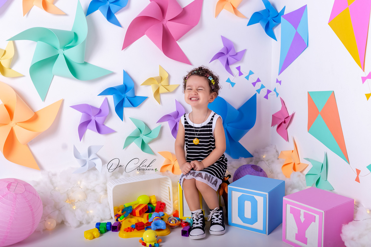 Mini sessão dia das crianças - Caixinha de Brinquedo da Helena - Cata-Vento e Pipa - Caraguatatuba-SP - On Click Fotografia