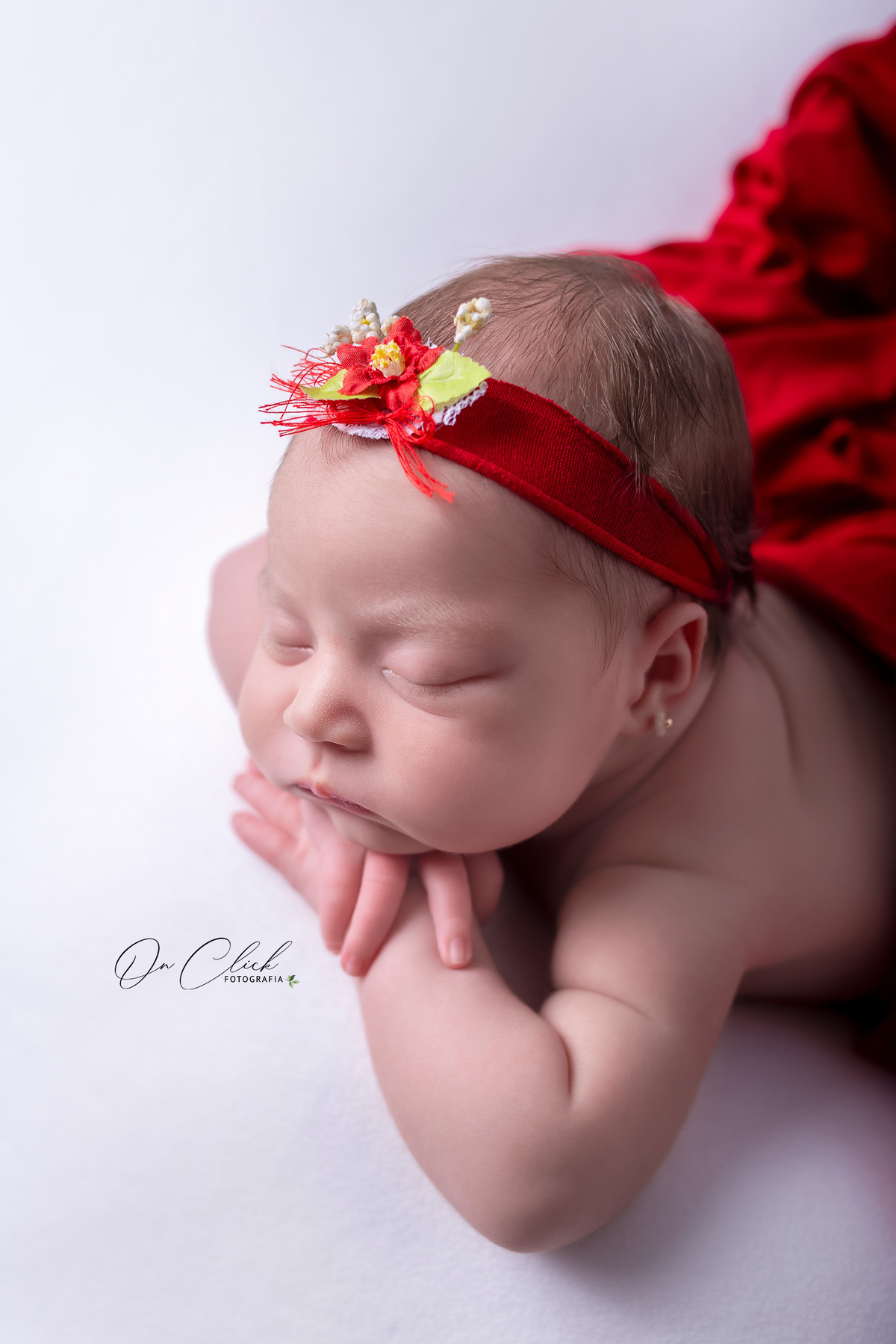 Newborn da Sarah - Pose do bracinho no puff - Newborn Caraguatatuba - Home Estúdio On Click Fotografia