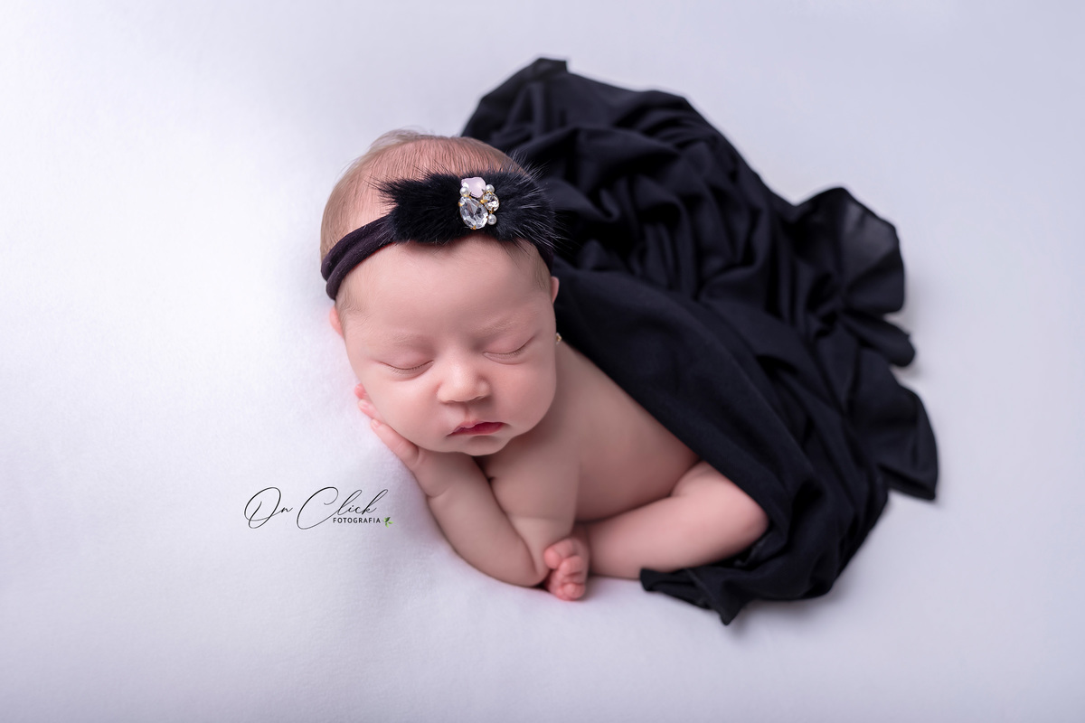 Newborn da Sarah - Pose coala com headband preto - Newborn Caraguatatuba - Home Estúdio On Click Fotografia