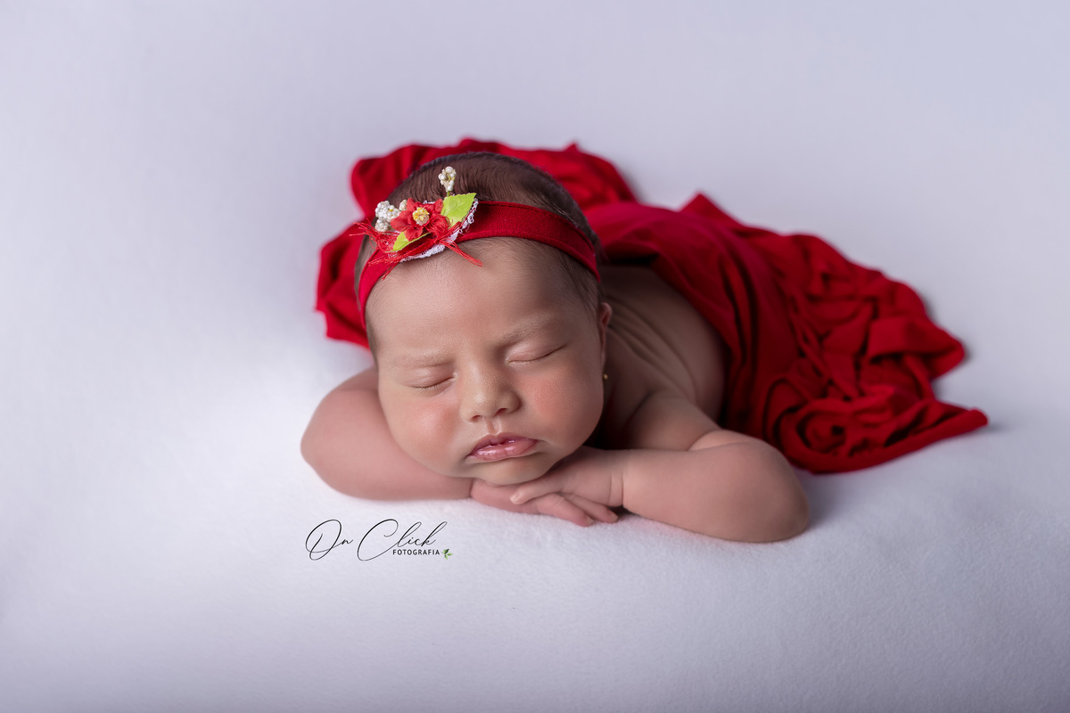 Newborn na pose do bracinho - Pose na banheira - Newborn Caraguatatuba - Home Estúdio On Click Fotografia