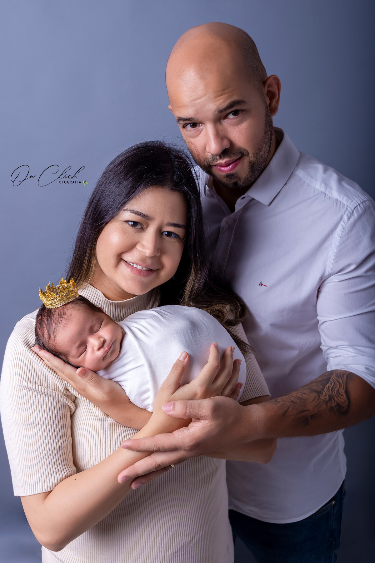 Ensaio newborn - Newborn Caraguatatuba - Colo dos pais com coroa - Newborn do José Luiz - Home Estúdio On Click Fotografia