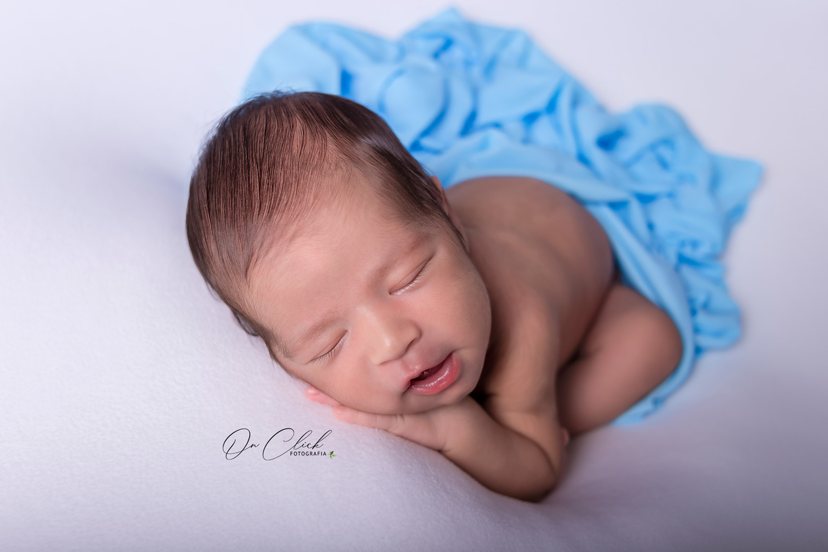 Ensaio newborn - Newborn Caraguatatuba - Pose no bracinho na cor azul bebê - Newborn do José Luiz - Home Estúdio On Click Fotografia