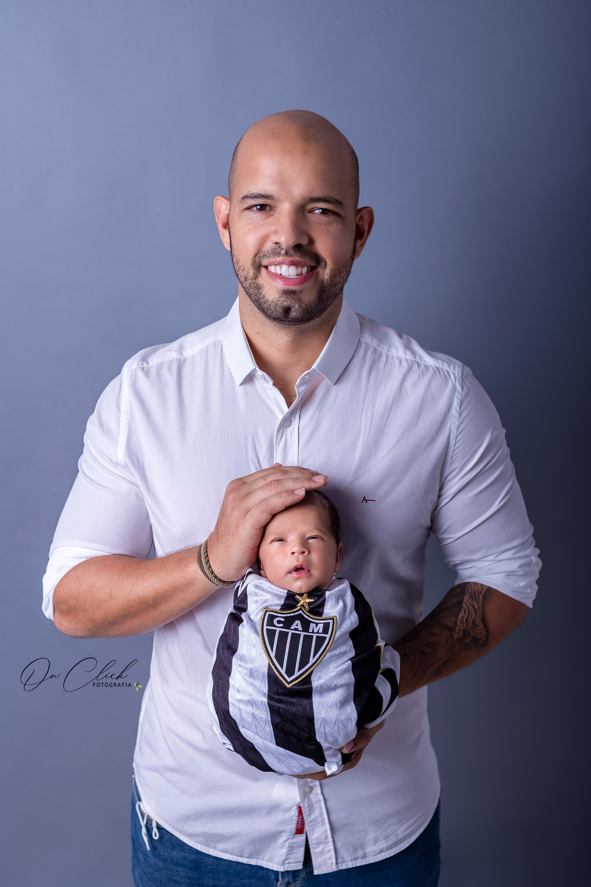 Ensaio newborn - Newborn Caraguatatuba - Colo do pai com o manto do Atlético Mineiro - Newborn do José Luiz - Home Estúdio On Click Fotografia