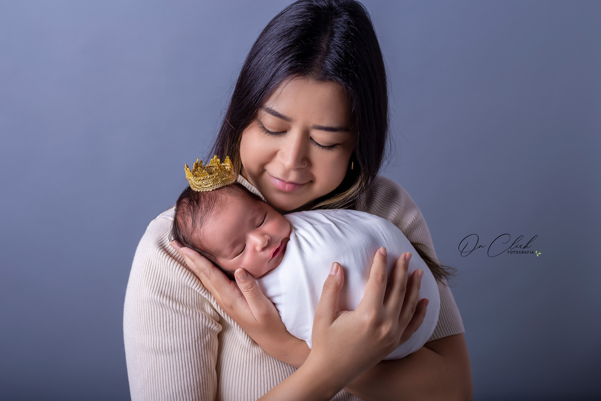 Ensaio newborn - Newborn Caraguatatuba - Colo da mãe com coroa - Newborn do José Luiz - Home Estúdio On Click Fotografia