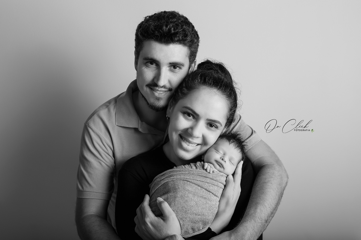 Ensaio newborn - Newborn Caraguatatuba - Colo da mamãe e papai - Newborn do Noah - Home Estúdio On Click Fotografia