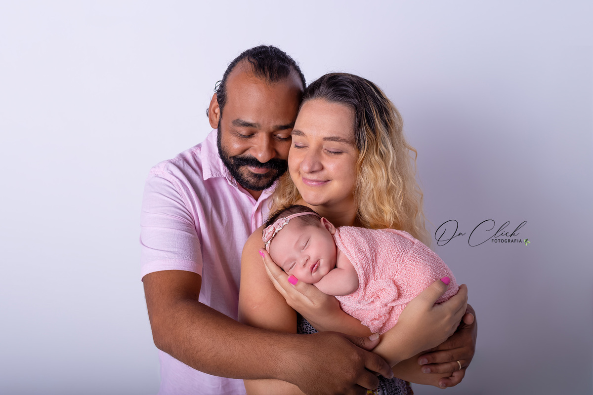 Newborn da Clara Kammer - Pose com os pais - Newborn Caraguatatuba - Home Estúdio On Click Fotografia