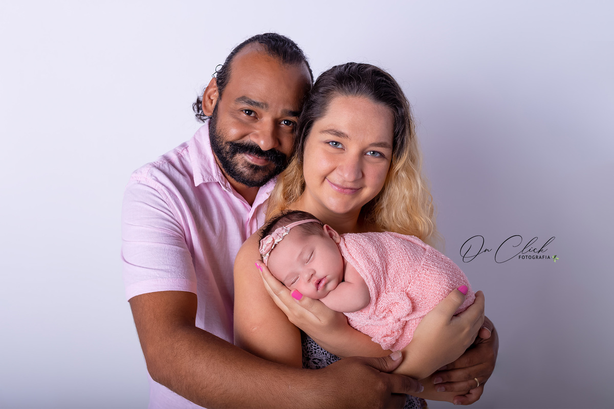 Newborn da Clara Kammer - Pose com os pais - Newborn Caraguatatuba - Home Estúdio On Click Fotografia