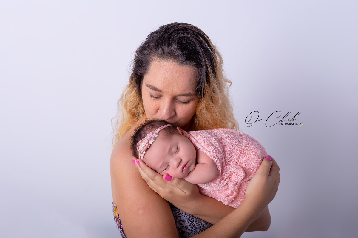 Newborn da Clara Kammer - Pose com os pais - Newborn Caraguatatuba - Home Estúdio On Click Fotografia