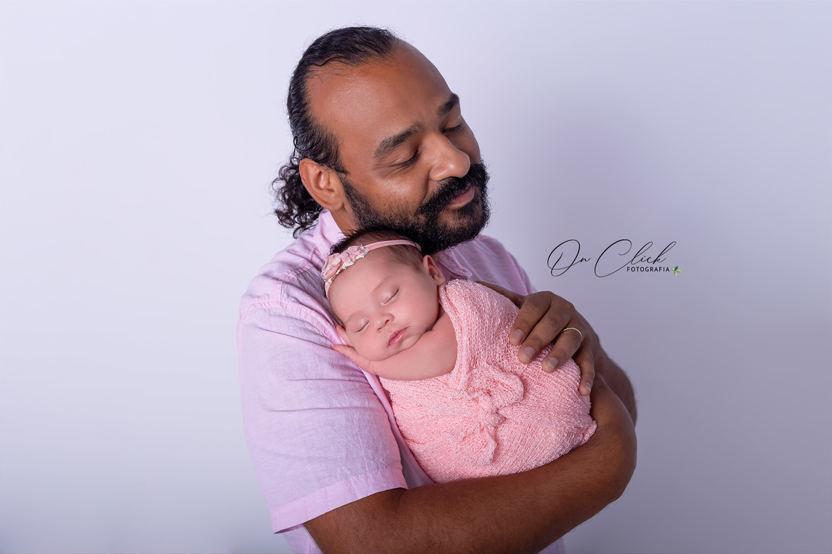 Newborn da Clara Kammer - Pose com os pais - Newborn Caraguatatuba - Home Estúdio On Click Fotografia