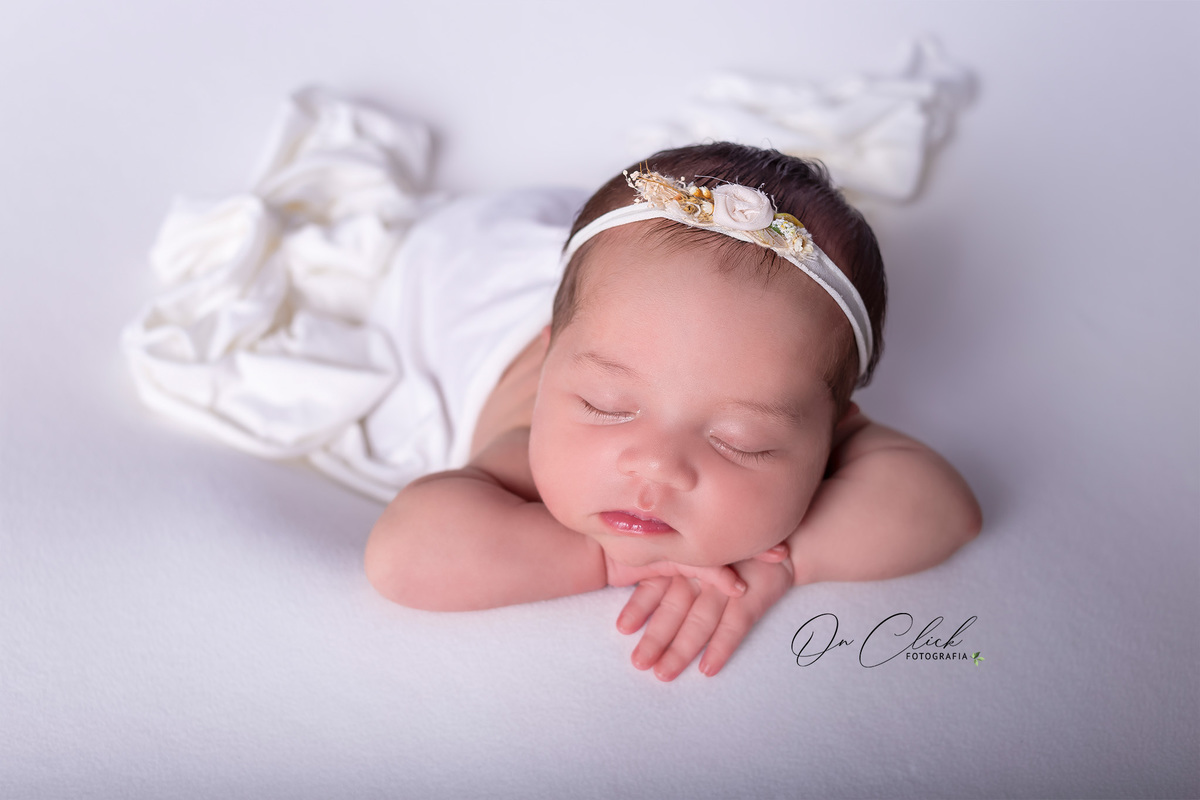 Newborn da Clara Kammer - Pose do bracinho - Newborn Caraguatatuba - Home Estúdio On Click Fotografia