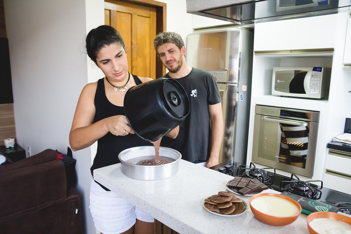 fazendo bolo - bolo de chocolate - ensaio casal - aracruz