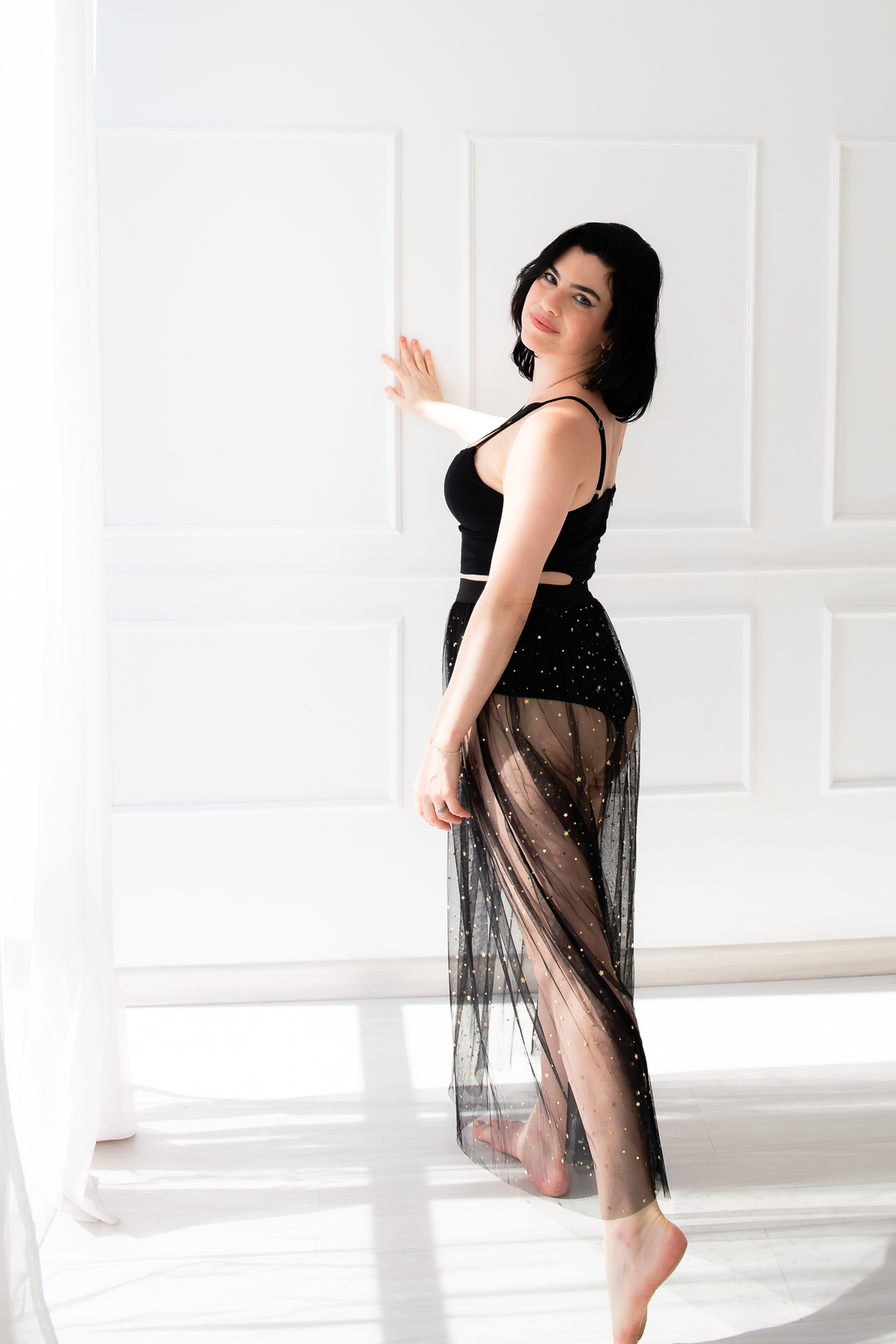 Ensaio boudoir feminino em estúdio no Rio de Janeiro com iluminação suave e pose natural.