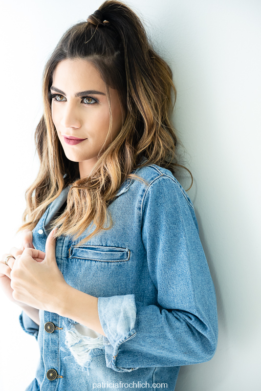 mulher posando para ensaio boudoir sensual feminino no estudio patricia frochlich no bairro da gloria na zona sul do rio de janeiro