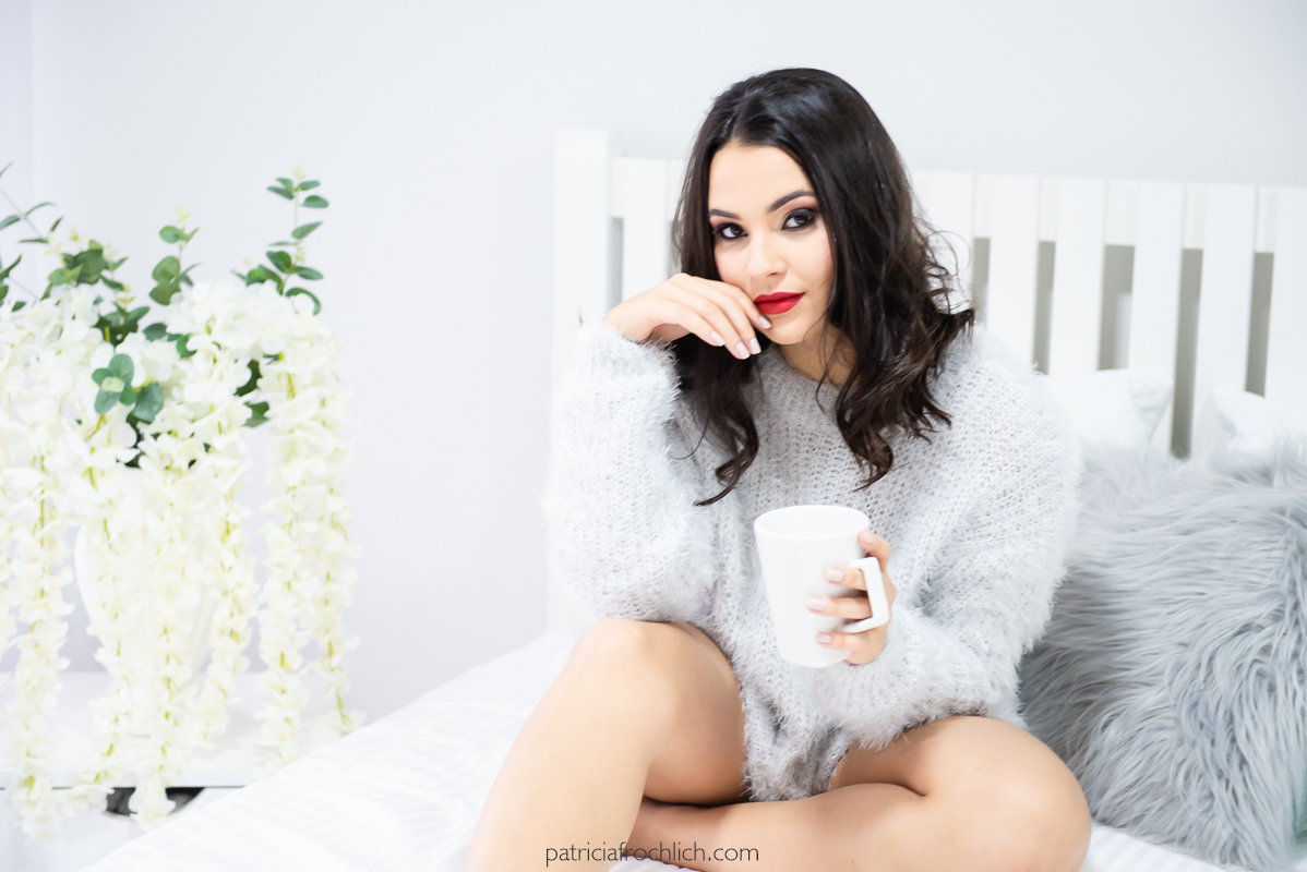modelo mulher jovem na cama segurando xicara. ensaio feminino estúdio rio de janeiro. ensaio com luz natural. 