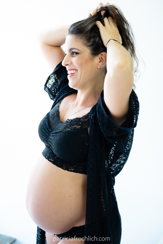 mulher gravida com lingerie preta e fundo branco. .ensaio gestante estúdio rio de janeiro. ensaio com luz natural. ensaio feminino.