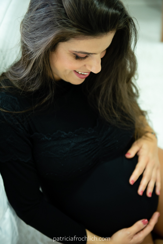 mulher gravida com lingerie preta e fundo branco. .ensaio gestante estúdio rio de janeiro. ensaio com luz natural. ensaio feminino.