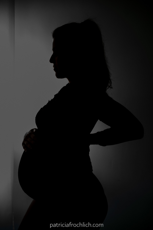 mulher gravida em pe. sombra. jogo de luz.. ensaio gestante estúdio rio de janeiro. ensaio com luz natural. ensaio feminino.