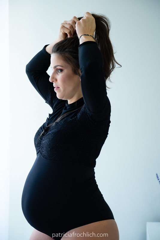 mulher gravida com lingerie preta e fundo branco. .ensaio gestante estúdio rio de janeiro. ensaio com luz natural. ensaio feminino.