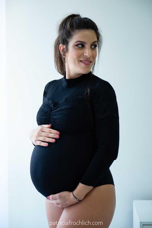 mulher gravida com lingerie preta e fundo branco. .ensaio gestante estúdio rio de janeiro. ensaio com luz natural. ensaio feminino.