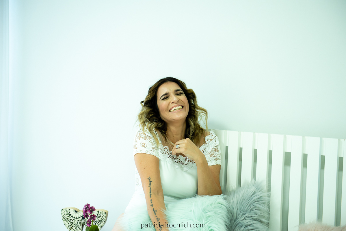 mulher sorrindo durante fotos para book fotografico no estudio localizado no bairro da gloria no rio de janeiro