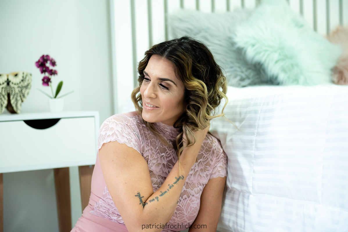 mulher posando sentada no tapete do quarto cenográfico do estudio fotografico localizado no bairro da gloria na zona sul do rio de janeiro