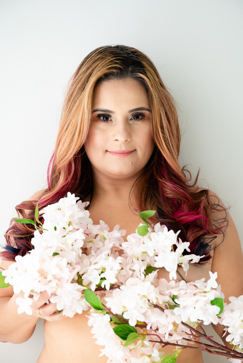 retrato de mulher posando com flores para o ensaio sensual no rio de janeiro