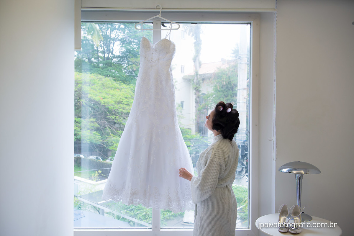 noiva olhando o vestido da noiva no salão de beleza Maison Payout na Granja Julieta