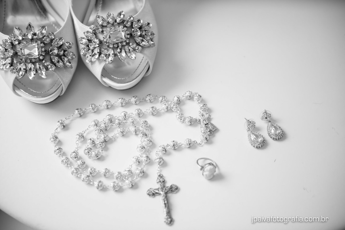 sapato, terço e brincos da noiva no salão de beleza Maison Payout na Granja Julieta