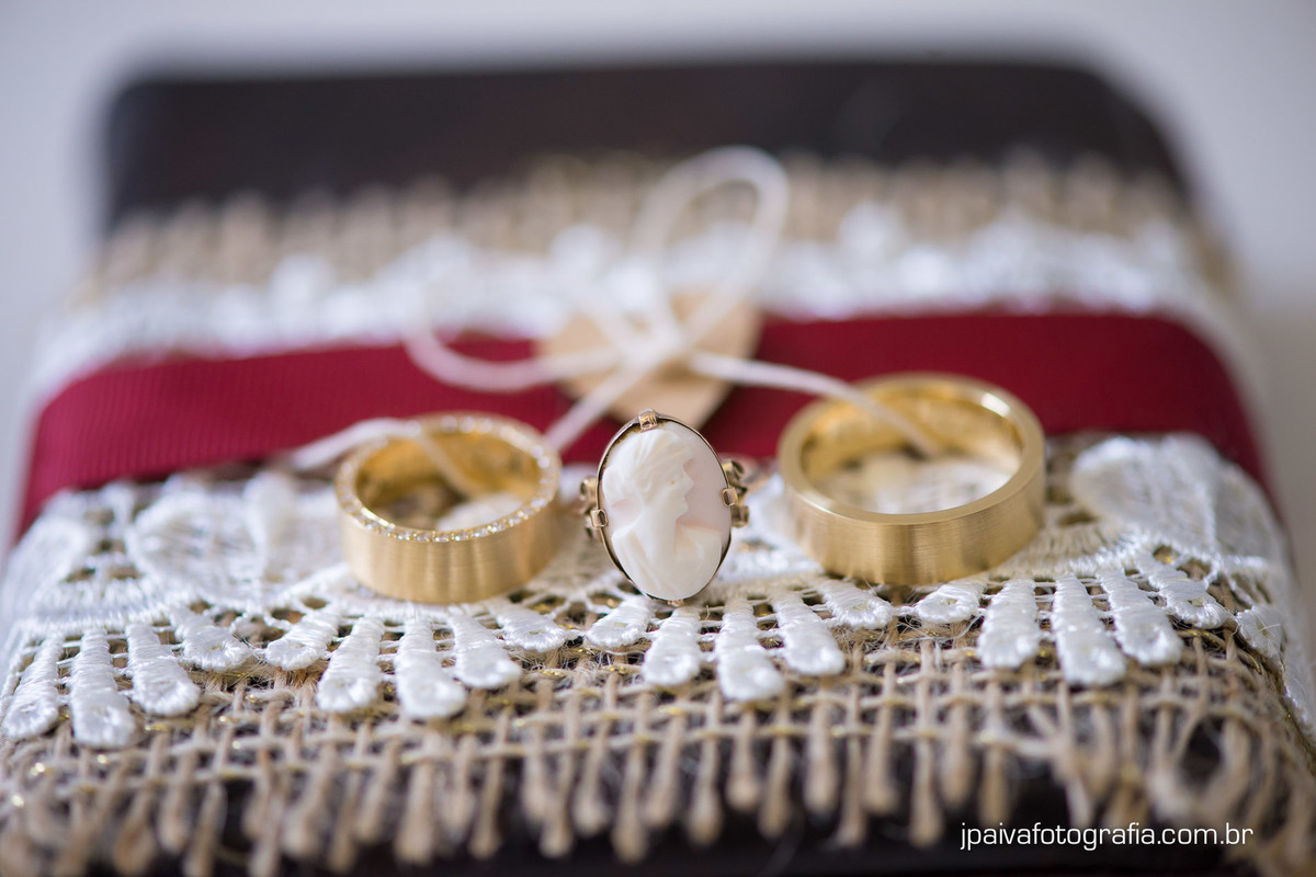 joia da família e alianças da noiva no salão de beleza Maison Payout na Granja Julieta