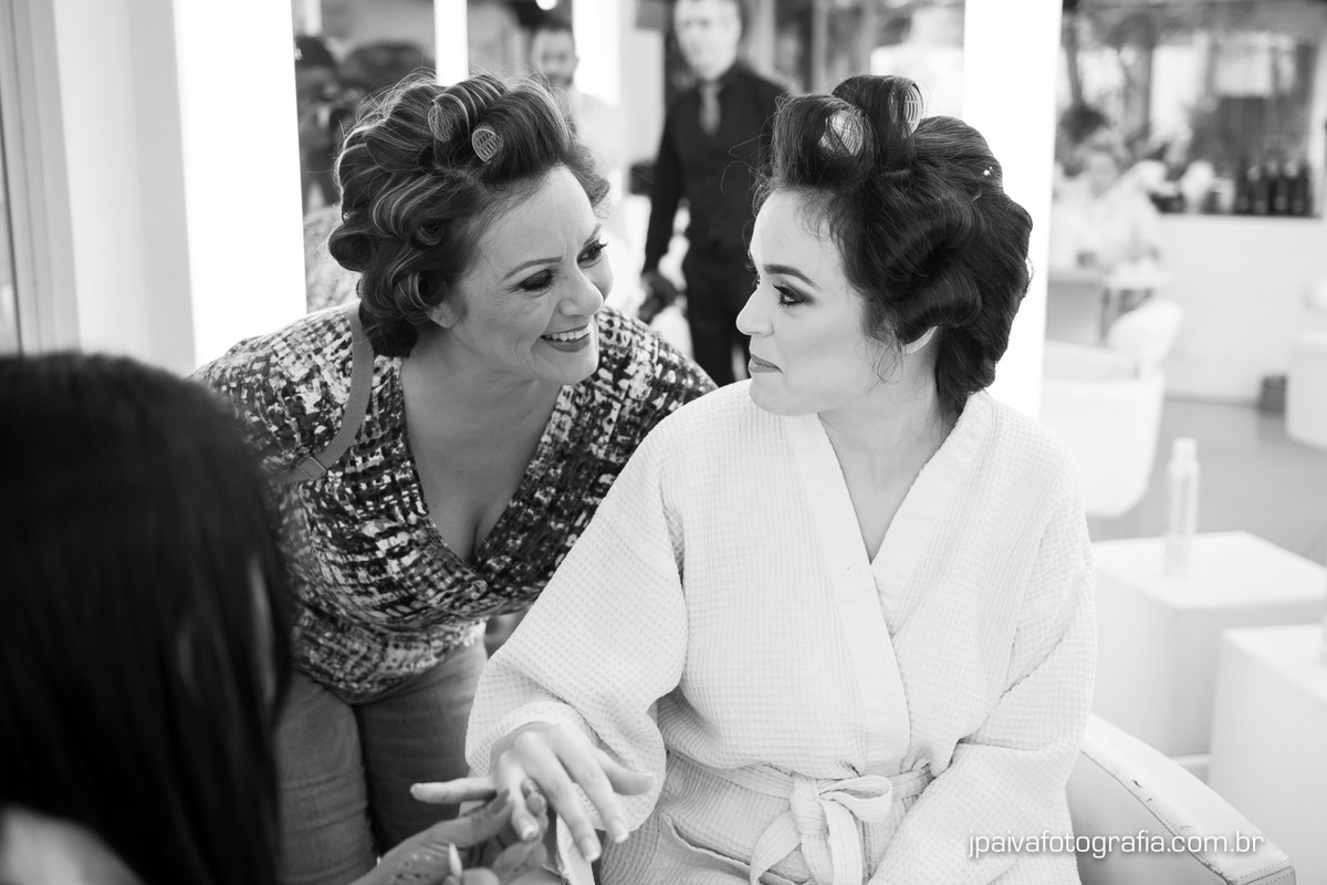 noiva com a mãe no salão de beleza Maison Payout na Granja Julieta