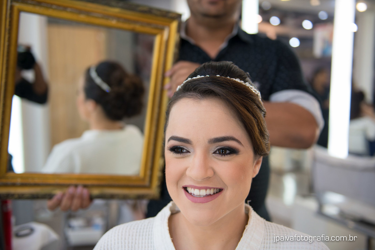 noiva se preparando no salão de beleza Maison Payout na Granja Julieta