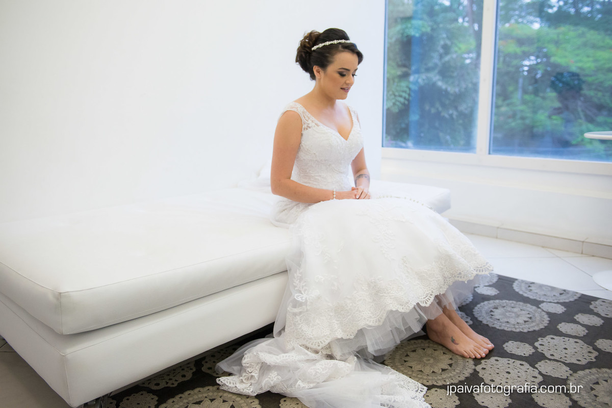 noiva se preparando no salão de beleza Maison Payout na Granja Julieta