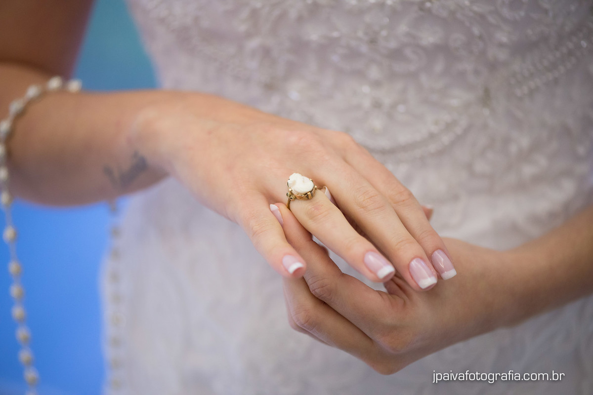noiva colocando o anel da avó no salão de beleza Maison Payout na Granja Julieta