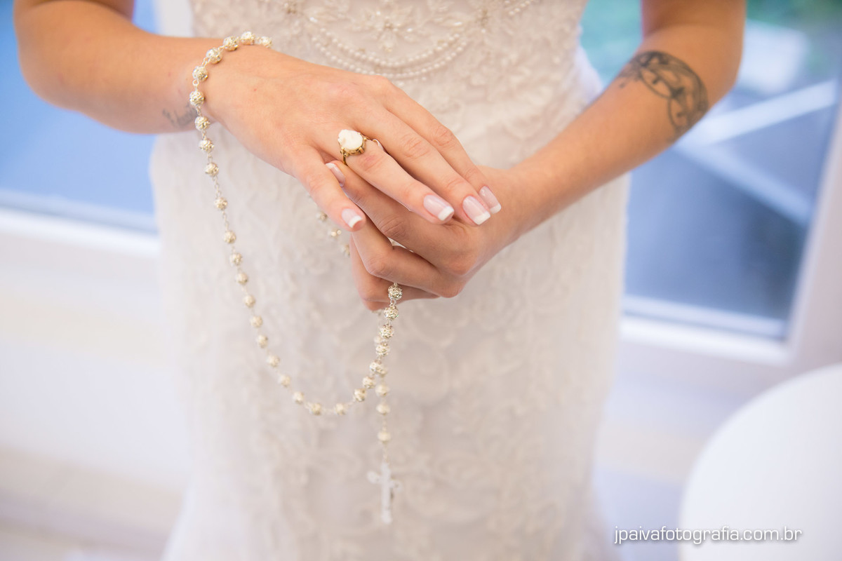 noiva colocando o anel da avó no salão de beleza Maison Payout na Granja Julieta