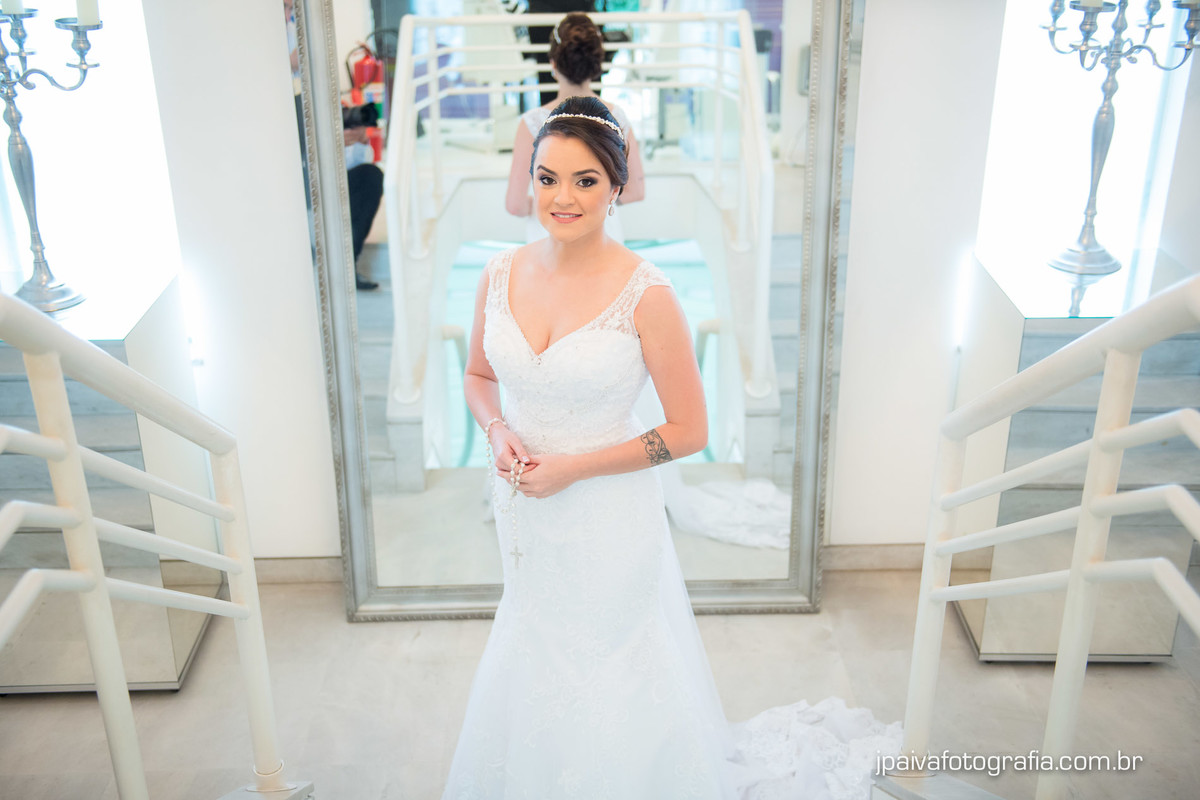 retrato da noiva no salão de beleza Maison Payout na Granja Julieta