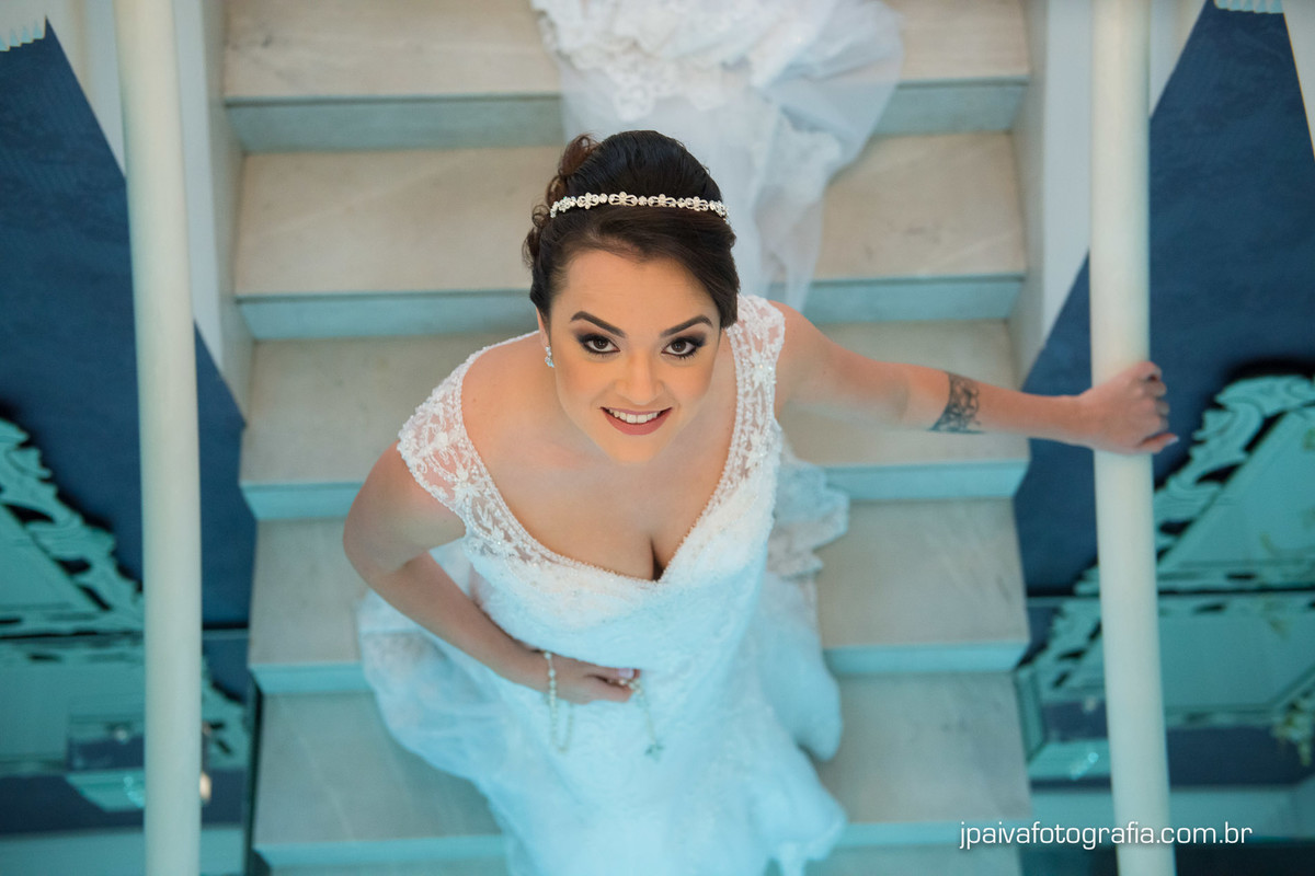 retrato da noiva no salão de beleza Maison Payout na Granja Julieta