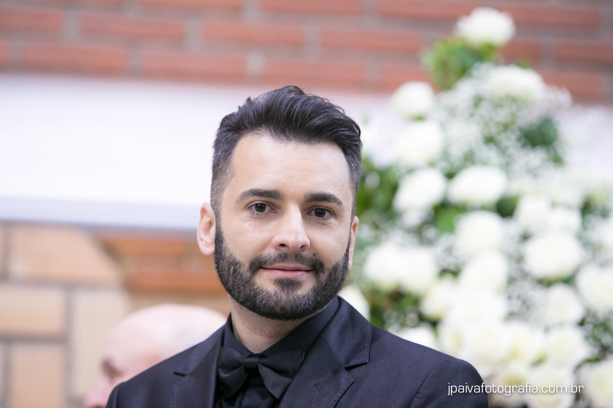 noivo no altar na igreja Paróquia Sagrada Família Diocese de Santo Amaro