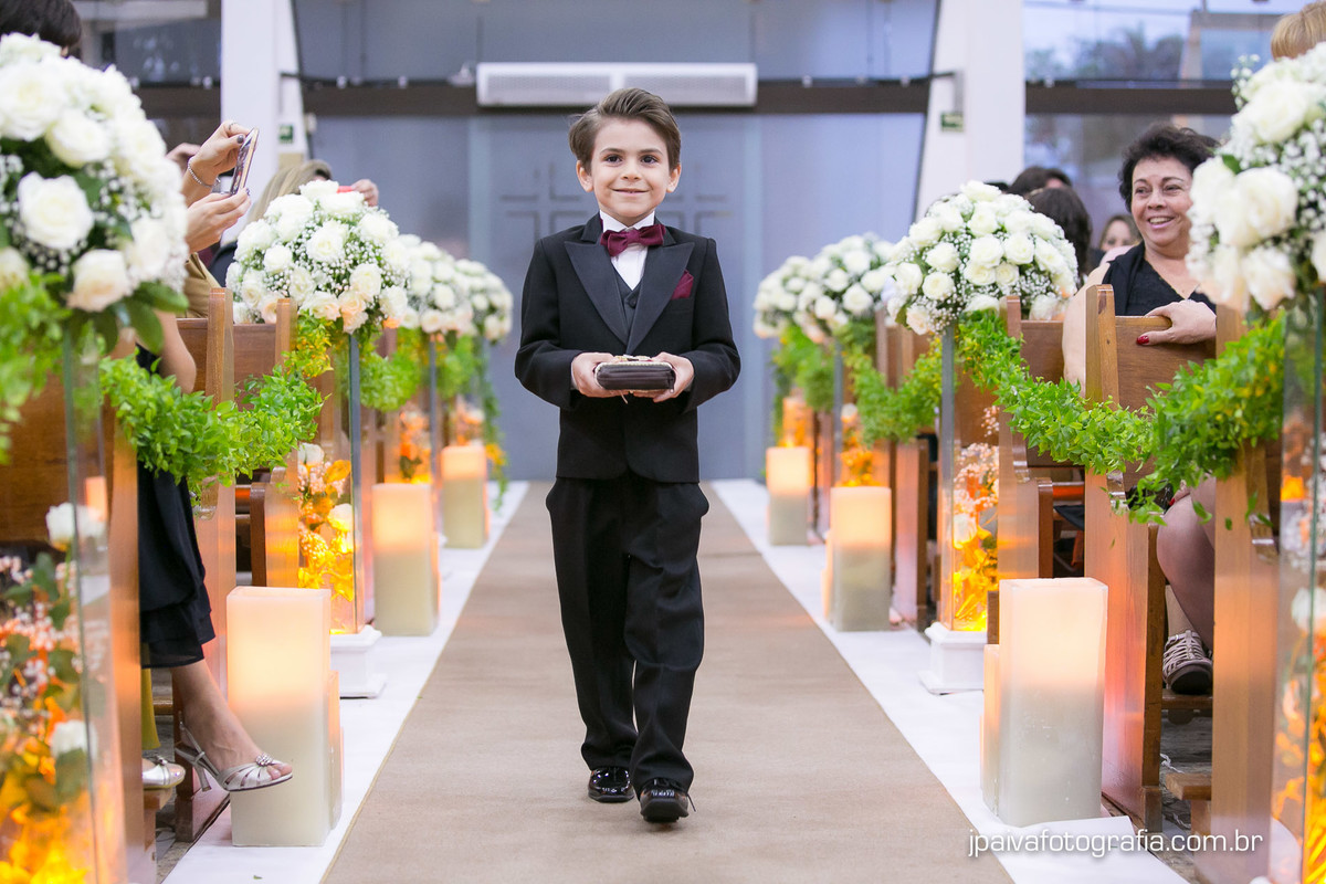 entrada do pajem com as alianças na igreja Paróquia Sagrada Família Diocese de Santo Amaro