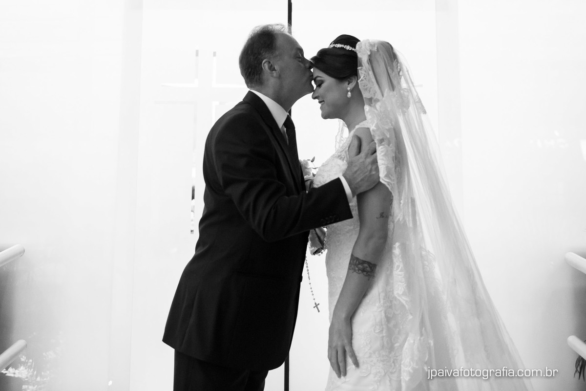pai da noiva recebendo o beijo na testa da noiva na porta da igreja Paróquia Sagrada Família Diocese de Santo Amaro