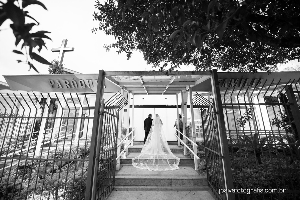 pai da noiva recebendo o beijo na testa da noiva na porta da igreja Paróquia Sagrada Família Diocese de Santo Amaro