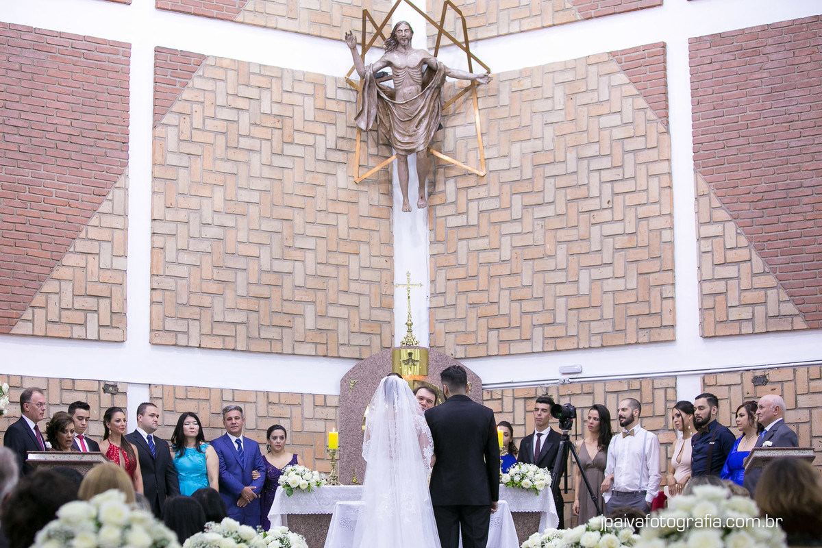 Monsenhor Paulo Sergio Padro celebrando casamento Mariana e Rogerio na  igreja Paróquia Sagrada Família Diocese de Santo Amaro