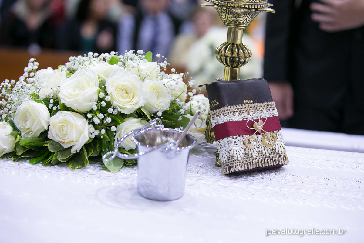 alianças e bíblia no altar durante o casamento Mariana e Rogerio na  igreja Paróquia Sagrada Família Diocese de Santo Amaro